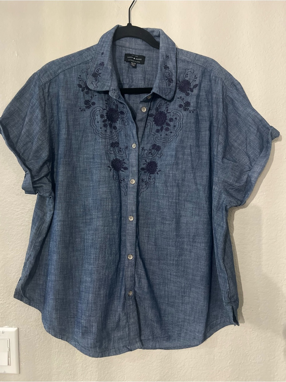 Lucky Brand Blue Embroidered Button-Up Shirt. Preowned